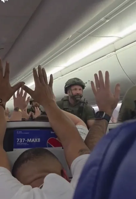 美媒：一架美国航班据称受炸弹威胁，全副武装执法人员进入机舱内逮捕嫌疑人