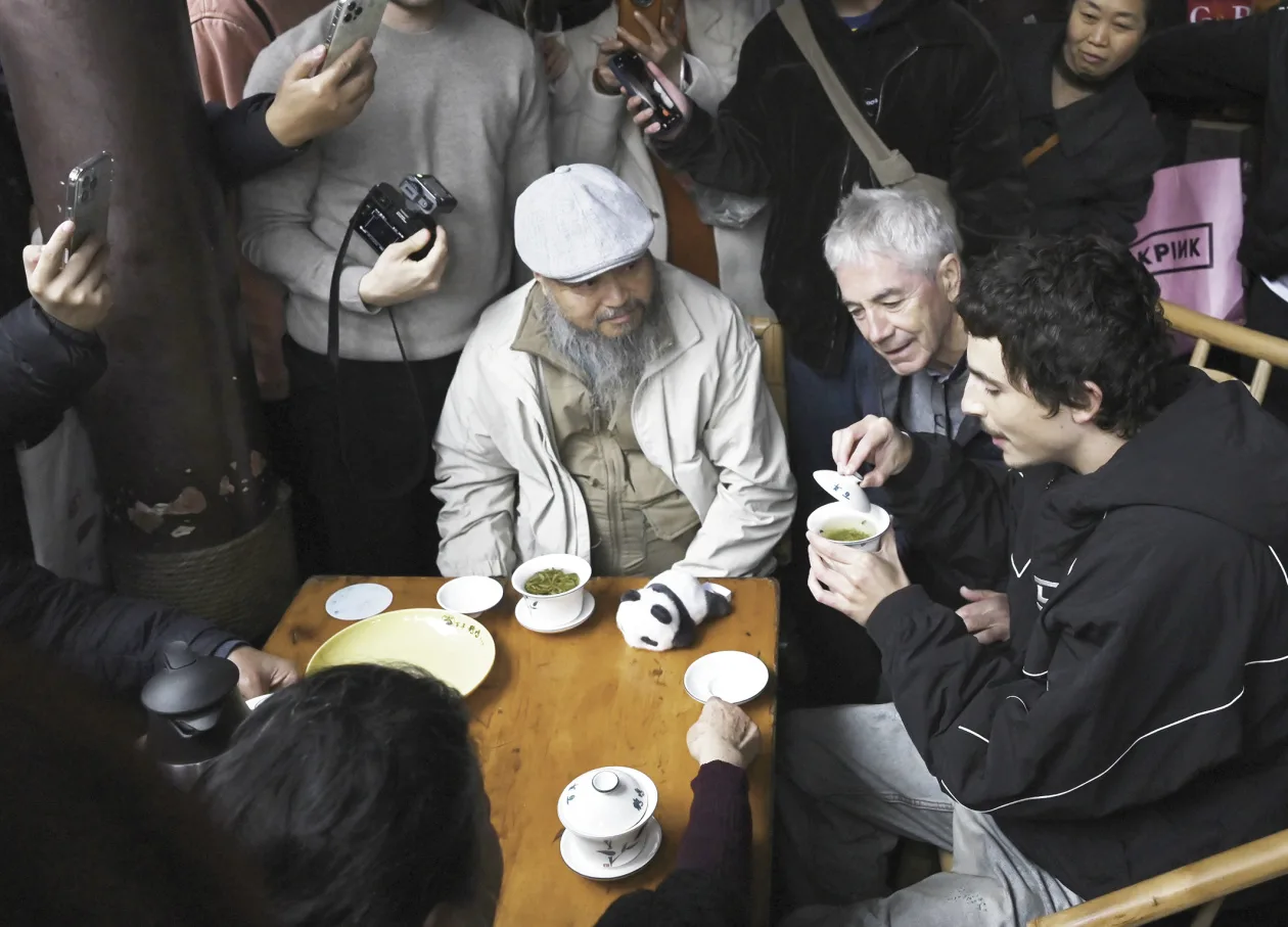 宣传新片，“甜茶”提莫西·查拉梅到成都品茶