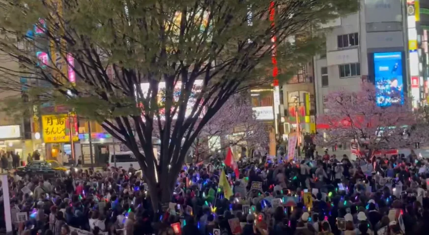 日媒：日本民众举行抗议集会，敦促高市内阁就自卫队员强闯中国大使馆事件道歉