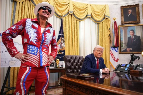 特朗普就“美军机盘旋歌手家附近互动”发声，美防长反手就对飞行员免罚，再引争议