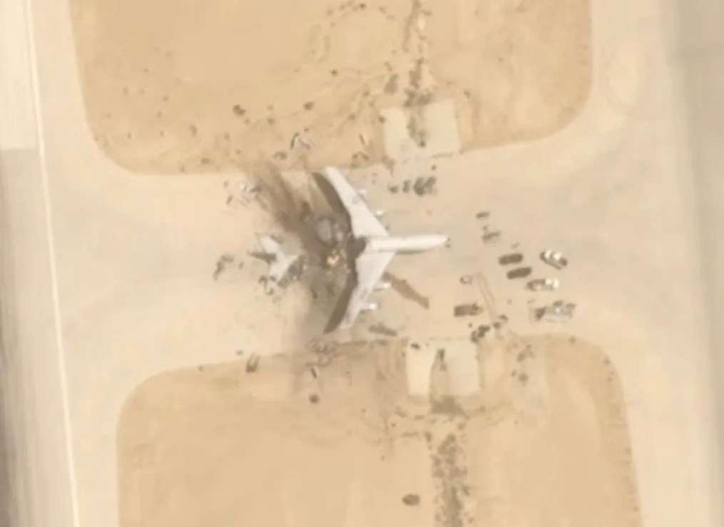 美媒公布最新卫星图：美军一架E-3预警机在沙特基地被摧毁