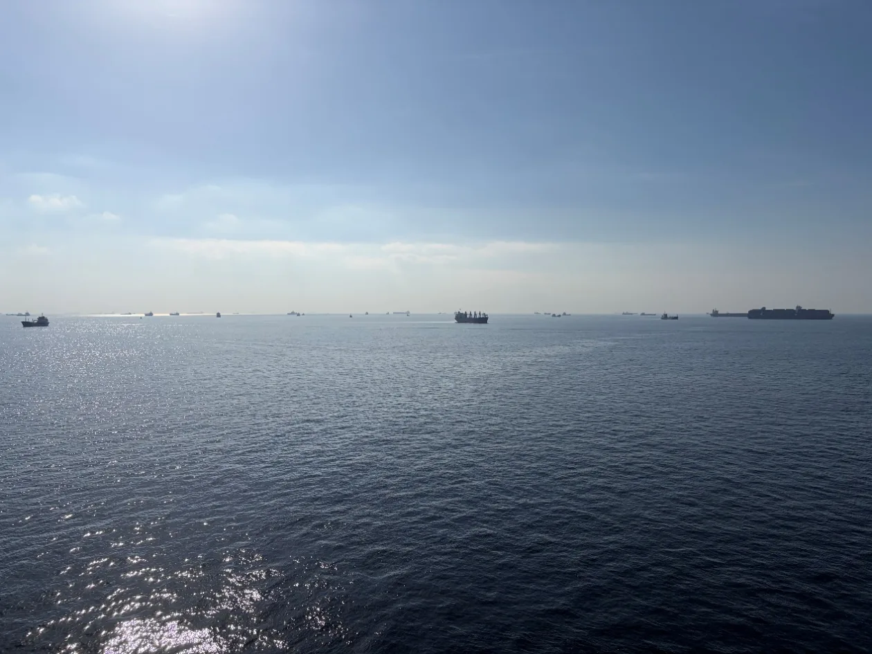 【亲历者说】滞留波斯湾的中国船员：“头顶战机盘旋，船上缺水断菜”