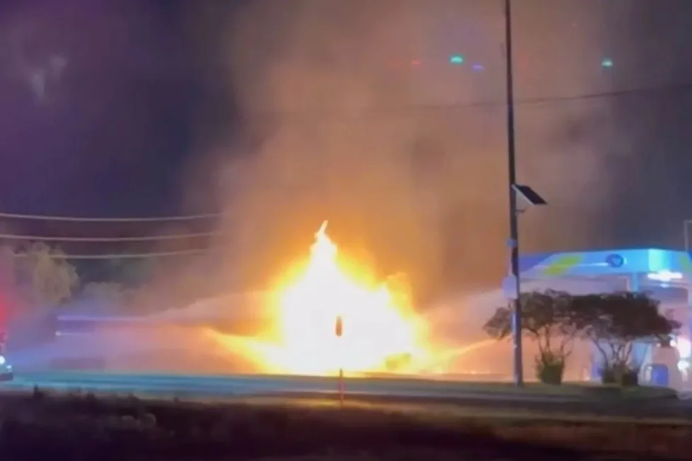 美媒：一载9000加仑汽油油罐车在得州撞电线后引发大火，司机伤势严重