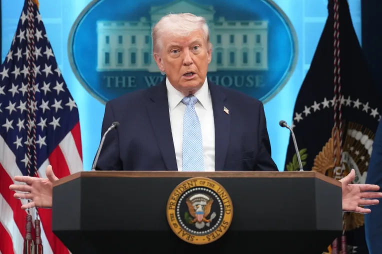 特朗普威胁媒体交出美军飞行员失踪消息“泄密者”：要么交出消息来源，要么坐牢