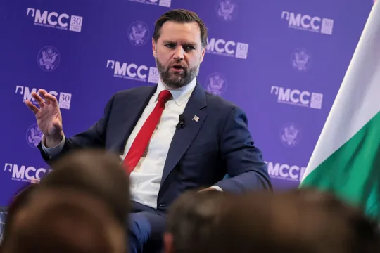 万斯访问匈牙利期间抨击泽连斯基，斥其威胁欧尔班言论“可耻”