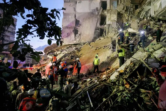 以色列一天内对黎巴嫩发动大规模袭击致上千人伤亡，多方发声谴责