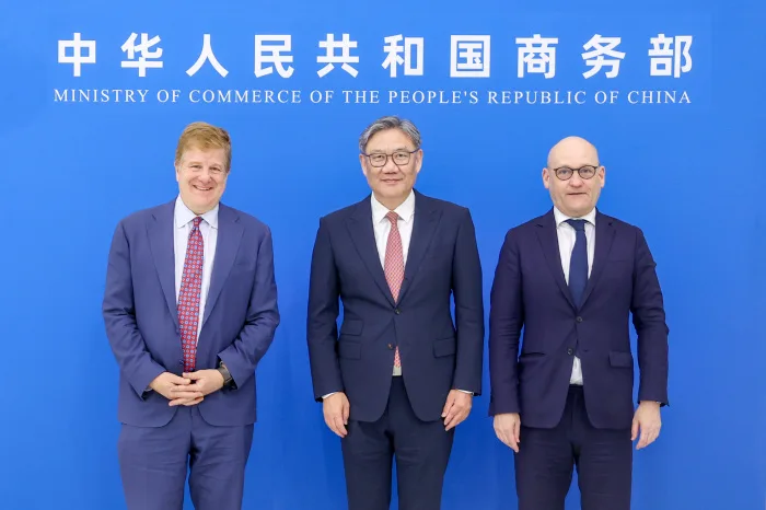 商务部部长王文涛会见美国奥尔布赖特石桥集团高级顾问薄迈伦