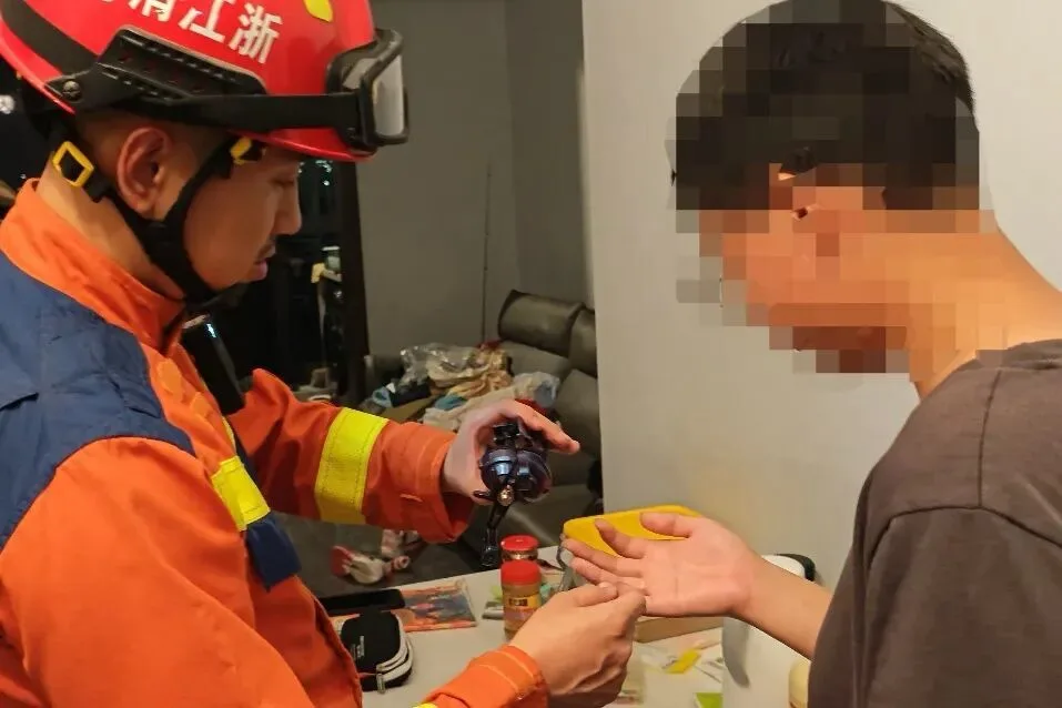 宁波12岁男孩手指被鱼线轮死死卡住，已开始泛白肿胀！“小孩哥”淡定自救