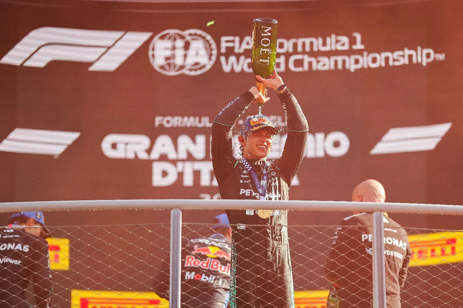 F1意大利大奖赛：安东内利夺冠