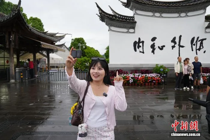 多国媒体走访云南腾冲 体验和顺古镇和谐风尚