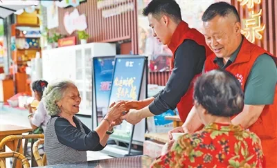 “只要店在，茶摊就不会撤”（暖心故事）