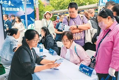 持续用力推动就业扩容提质(锐财经)