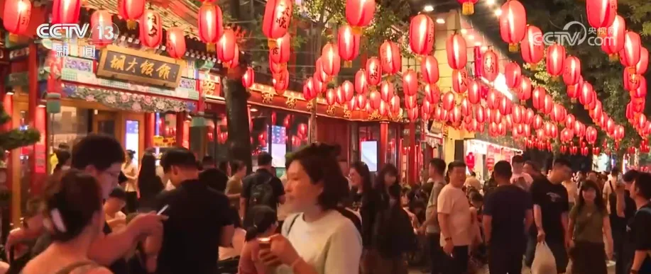 人气火、消费旺!“夜”态万千、场景上“新”助推夏日夜经济热力值飙升