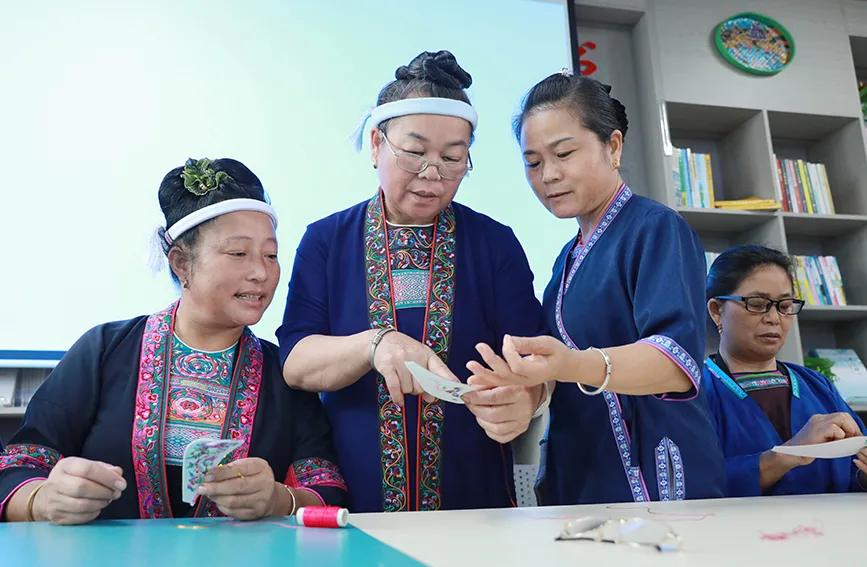 行进中国丨深山侗绣“破圈”出海 - 配图4