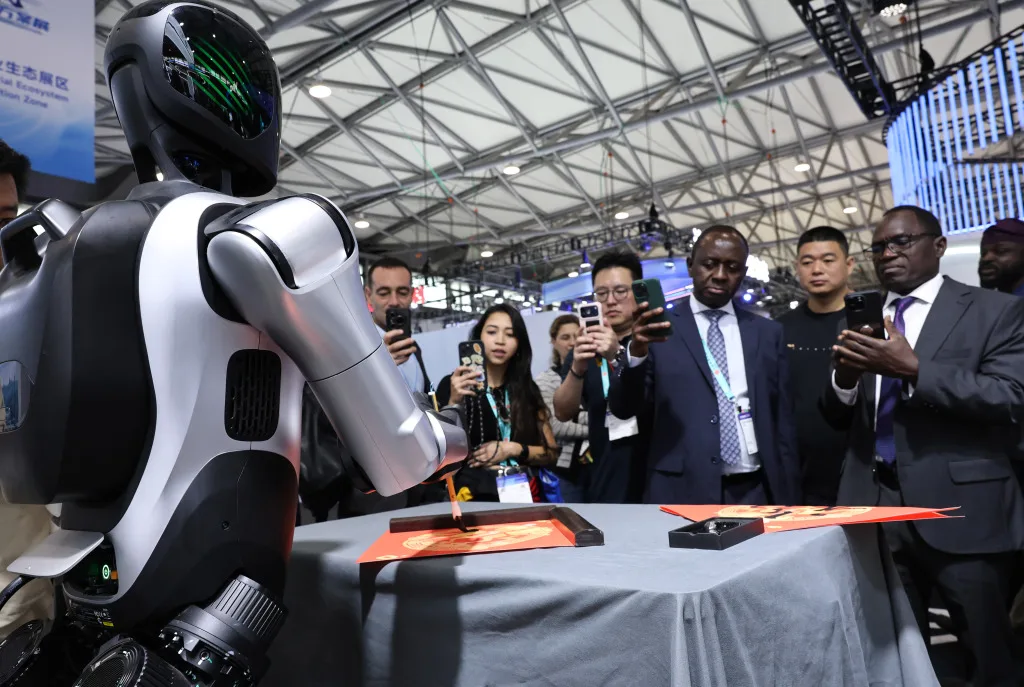 经纬度:AI硬件、机器人出海,上海外贸新引擎动力十足