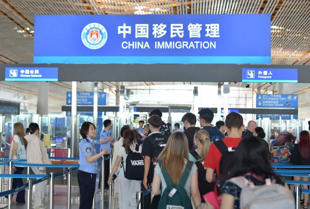 新华鲜报丨创历史新高 上半年3.69亿人次出入境 - 配图2
