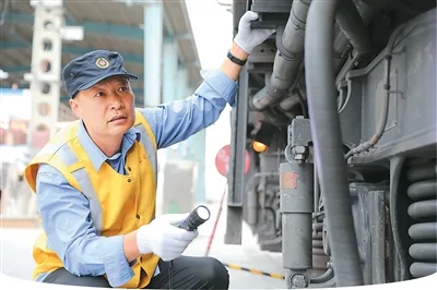 人民日报海外版关注丨青藏铁路工作者——守护雪域天路平安畅通 - 配图4