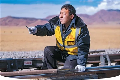 人民日报海外版关注丨青藏铁路工作者——守护雪域天路平安畅通 - 配图5