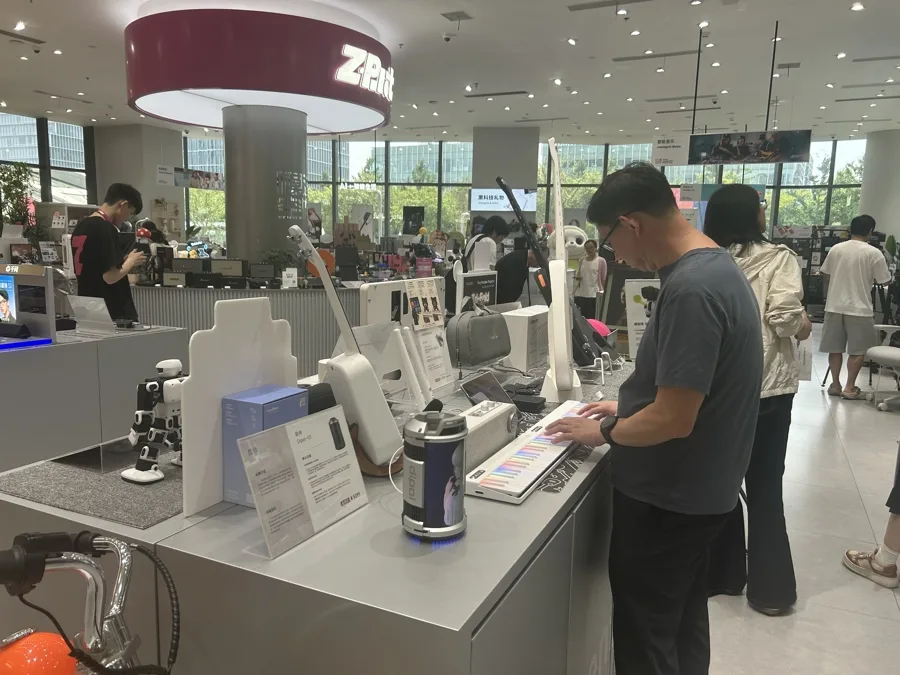 WAIC开幕在即!在上海街头,当机器人递给我一杯咖啡 |新民侨梁 - 配图4