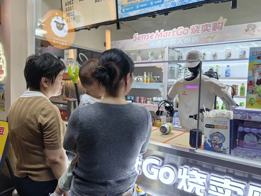 WAIC开幕在即!在上海街头,当机器人递给我一杯咖啡 |新民侨梁 - 配图6