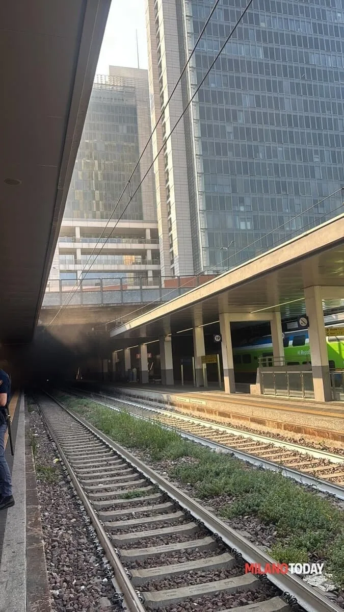 Incendio al binario 20 in stazione Garibaldi - Foto Gemme (1).jpg