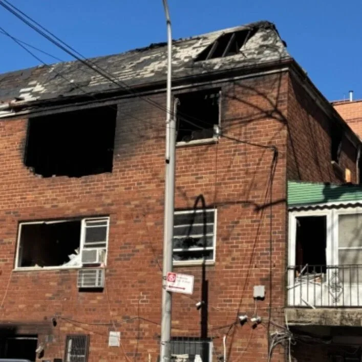 法拉盛4死火灾内幕曝光：起火楼藏地下赌场、非法改建成迷宫，租客混杂早已失控