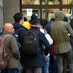 这个华人知道的秘密太多，警方要撬开他的嘴