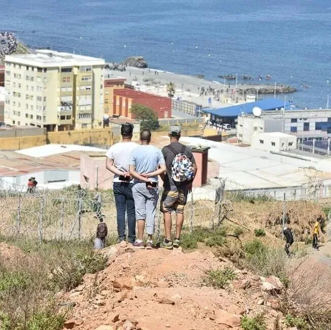 欧洲“筑墙”，西班牙“开门”：50万无证移民合法化计划震动欧盟