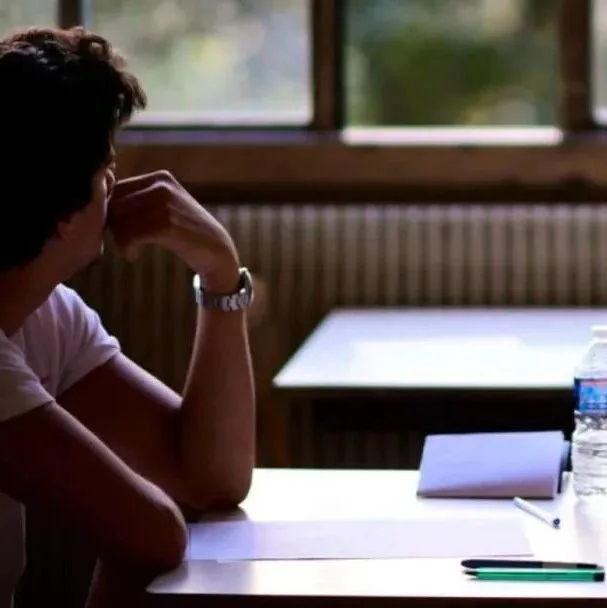 法国1/4高中生兼职打工，每周超10小时！自立还是被迫？