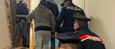 华人住家被搜，六旬老翁被强行送上飞机