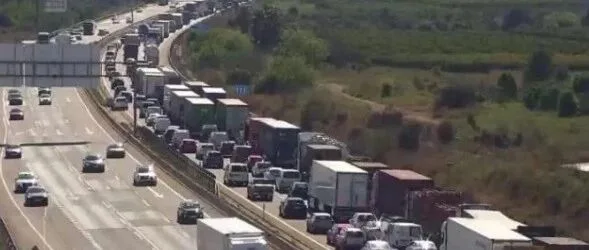 圣周假期出行高峰将至：西班牙预计近千万人上路，交通拥堵加剧