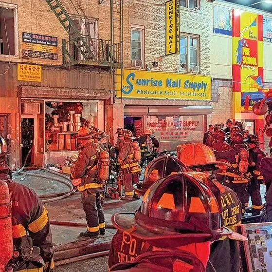 就在八大道核心区！昨夜三级大火烧毁华人店铺，居民连夜疏散，原因竟是……