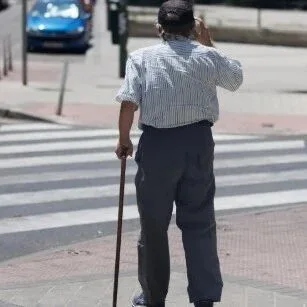 在西班牙，仍有15万老人在排队等待“养老照护”？？