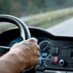 西班牙收紧老年驾驶规定：65岁以上司机面临更严格审核与续证限制