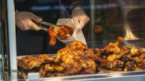 在圣旺，市政府用路障和混凝土块封锁了Master Poulet餐厅的入口。该连锁餐厅则以海报作为回应。