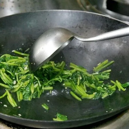 华人炒菜恶臭难忍，邻居投诉掀惊天秘密