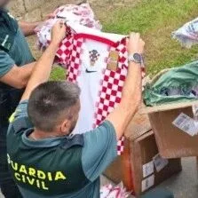 【欧浪】西班牙持续打击  又查获价值25万欧元世界杯假球衣