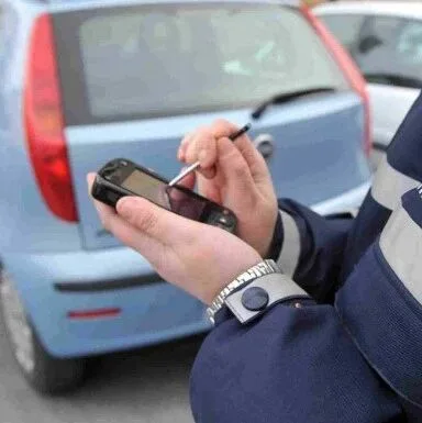 警方在中国街附近扫描车，收到罚单先别急着交