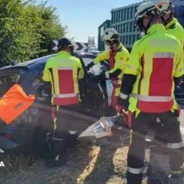 【欧浪】西班牙一轿车与卡车相撞酿惨剧，4人死亡1人重伤