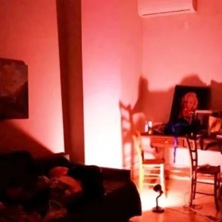 华人女子穿胸罩开门，吓得目瞪口呆