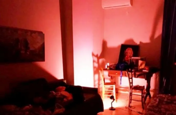 华人女子穿胸罩开门，吓得目瞪口呆