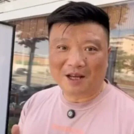 华人拉面馆老板，靠一张脸火遍全网