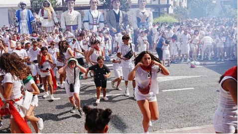 【欧浪】西班牙北部庆祝节日 多枚冲天烟花失误射向人群致50人受伤