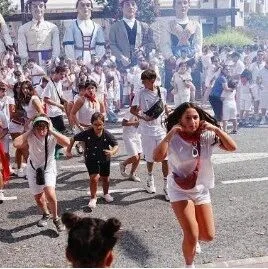 【欧浪】西班牙北部庆祝节日 多枚冲天烟花失误射向人群致50人受伤