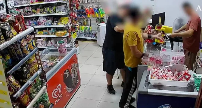 【欧浪】暴力伪装让华商吓破胆 两持枪劫匪专门抢劫华人店