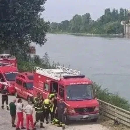 华人男孩离家出走，步行4公里跳入波河