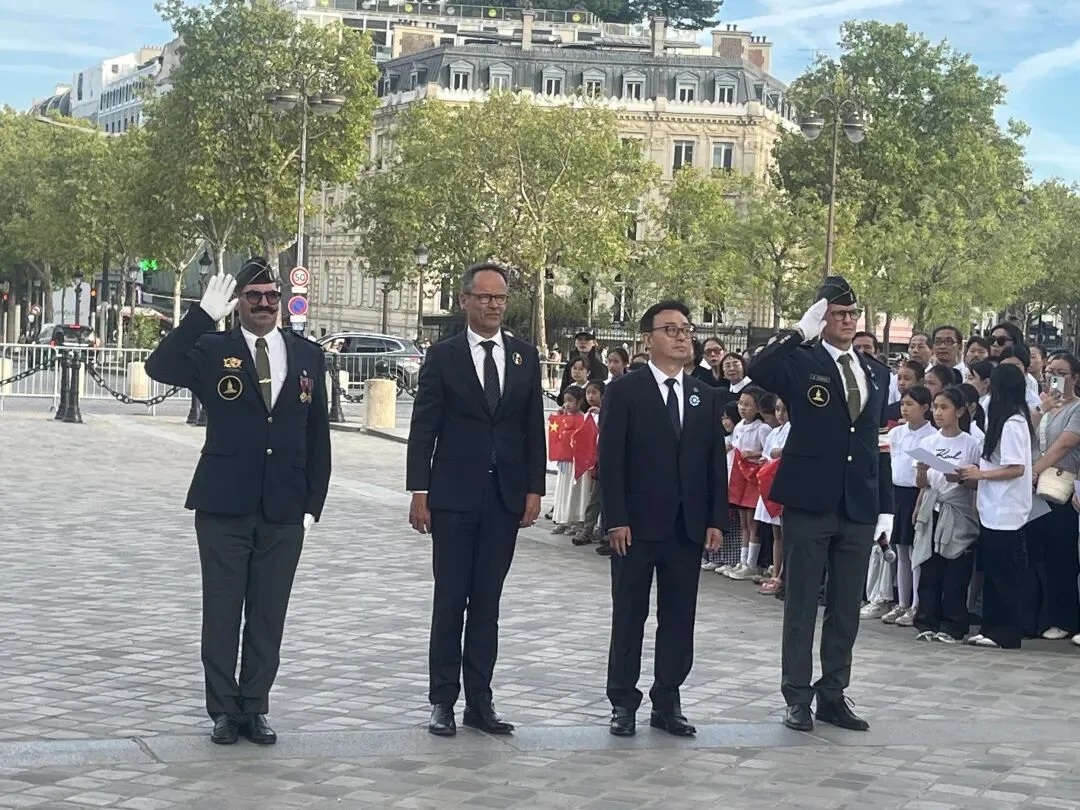 法国侨界巴黎凯旋门下纪念中国人民抗日战争暨世界反法西斯战争胜利81周年 - 配图8