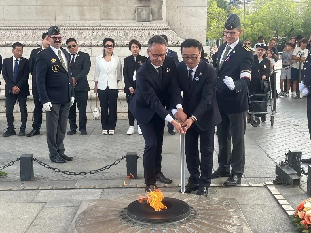 法国侨界巴黎凯旋门下纪念中国人民抗日战争暨世界反法西斯战争胜利81周年 - 配图6