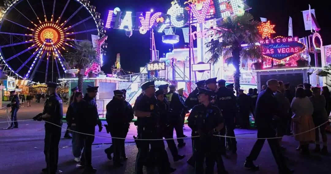 慕尼黑啤酒节突发惨剧！跳楼机高速砸下，52岁员工不治身亡