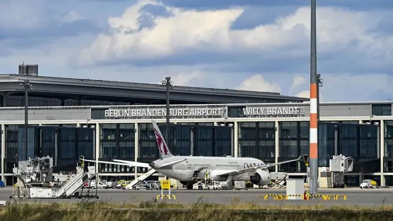Der Flugverkehr am BER musste wegen einer mutmaßlichen Drohnensichtung kurzzeitig unterbrochen werden (Archivbild).